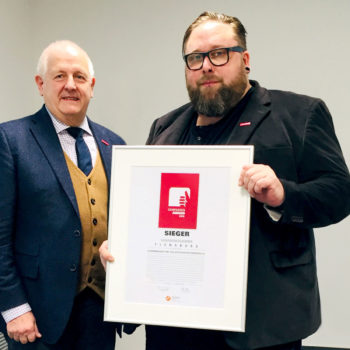 Tobias Grzesiak nahm den Kampagnen-Award 2018 von Joachim Wohlfeil (l.), Vorsitzender der AMH, entgegen. (Foto: AMH)